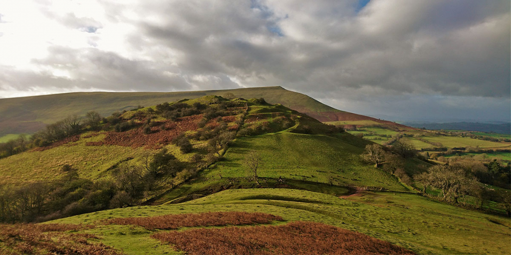 Dragons Back circular walk, Black Mountains - Brecon Beacons National ...